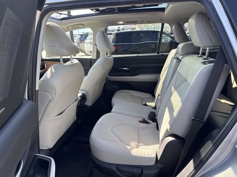Used 2024 Toyota Grand Highlander AWD image 21