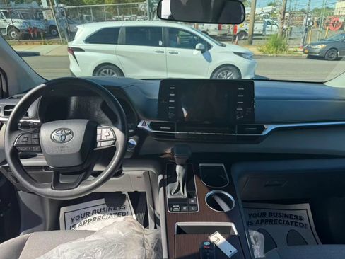 Used 2024 Toyota Sienna LE image 16