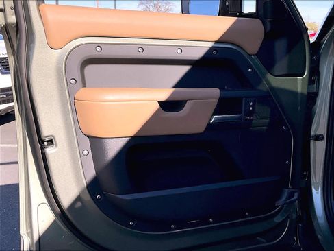 Used 2025 Land Rover Defender 110 X-Dynamic SE image 24