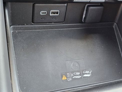 Used 2024 Chevrolet Suburban High Country image 8