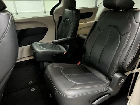 Used 2017 Chrysler Pacifica Touring-L w/ Tire & Wheel Group image 24