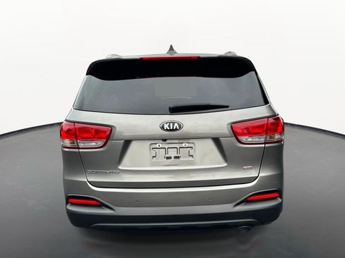Used 2017 Kia Sorento AWD w/ LX Convenience Package image 4