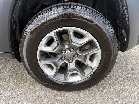 Used 2019 Jeep Cherokee Trailhawk w/ Comfort/Convenience Group AWD/4WD image 40