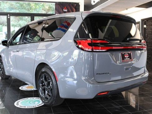 Used 2022 Chrysler Pacifica Touring-L w/ S Appearance Package FWD image 11
