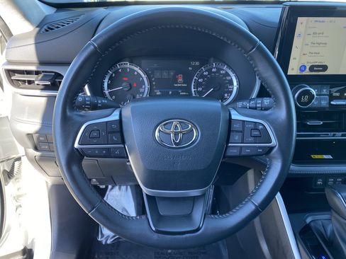 Used 2023 Toyota Highlander XLE image 26