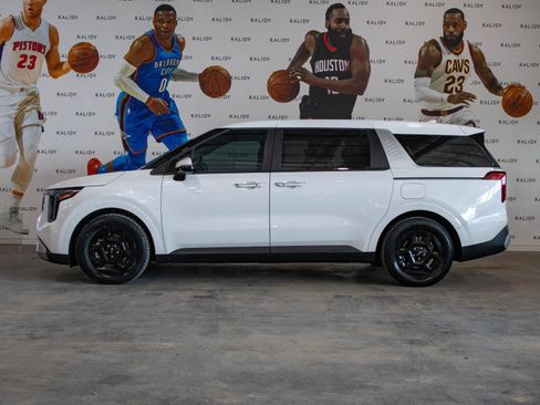 Used 2025 Kia Carnival image 17