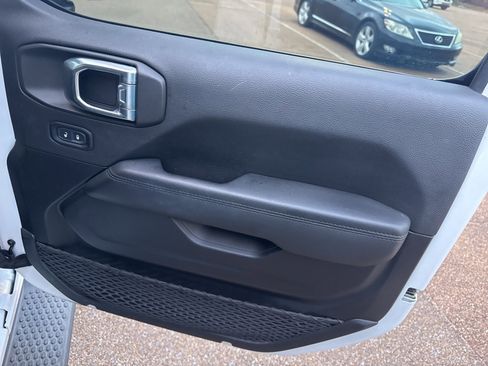 Used 2023 Jeep Wrangler Unlimited Sahara image 27