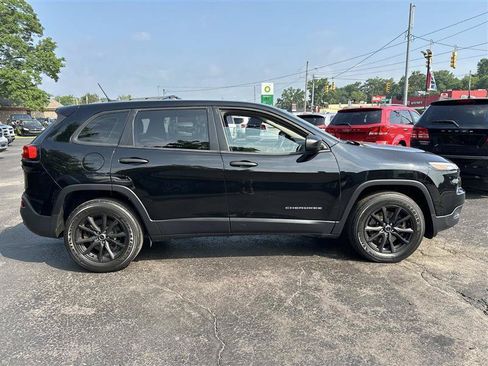 Used 2017 Jeep Cherokee Sport w/ Cold Weather Group AWD/4WD image 2