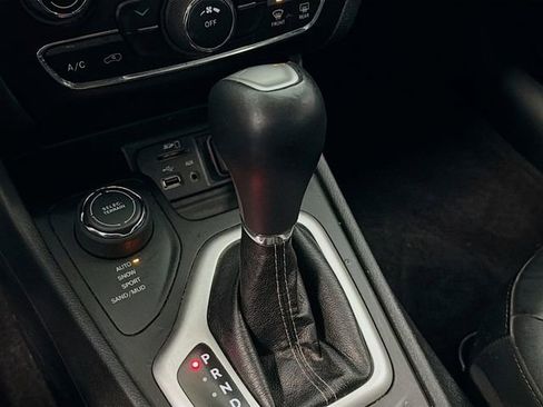 Used 2018 Jeep Cherokee Latitude Plus w/ Cold Weather Group image 15