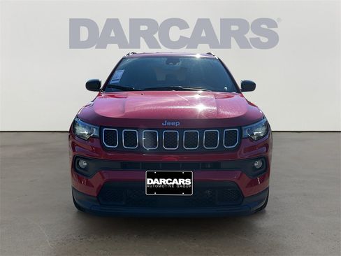 Used 2024 Jeep Compass Latitude image 2