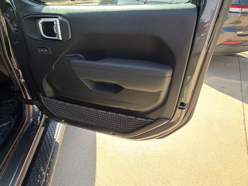 Used 2025 Jeep Gladiator Sport image 18