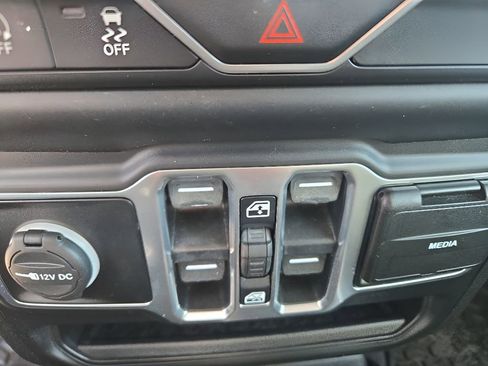 Used 2020 Jeep Wrangler Unlimited Sahara image 18