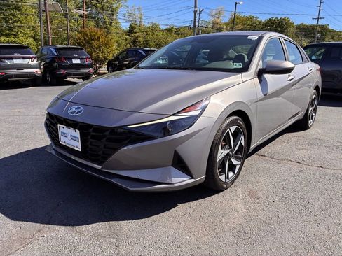 Used 2023 Hyundai Elantra SEL w/ Convenience Package FWD image 3