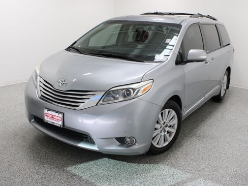 Used 2017 Toyota Sienna Limited FWD image 2