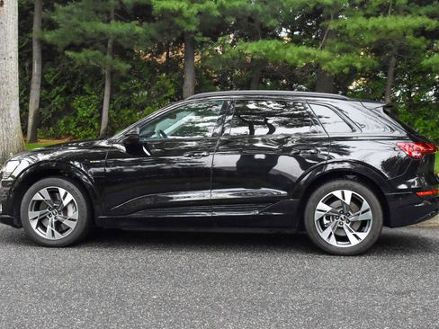 Used 2021 Audi e-tron Premium w/ Convenience Plus Package image 4