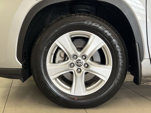 Used 2023 Toyota Highlander LE AWD/4WD image 11