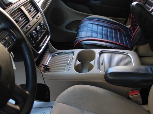 Used 2016 Dodge Grand Caravan SXT FWD image 39