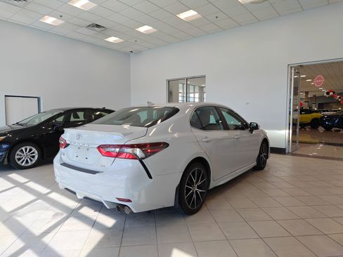 Used 2024 Toyota Camry SE image 3