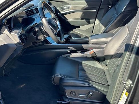 Used 2019 Audi e-tron Prestige w/ Prestige Package image 24