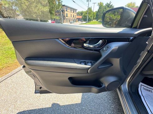 Used 2022 Nissan Rogue Sport SV FWD image 14