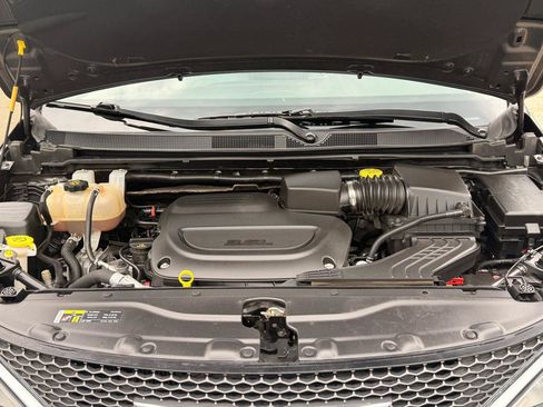 Used 2017 Chrysler Pacifica Touring-L w/ Tire & Wheel Group FWD image 15
