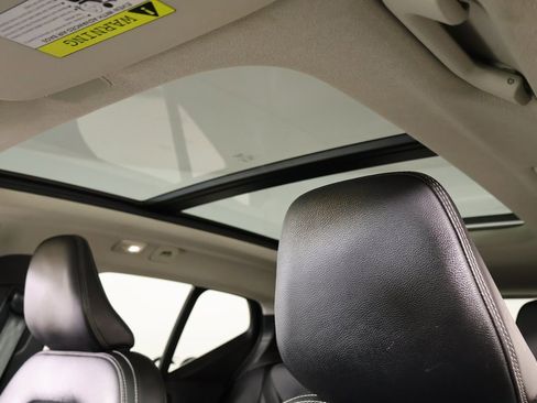 Used 2023 Volvo XC40 B4 Plus image 15