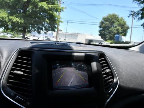 Used 2019 Jeep Cherokee Latitude w/ Cold Weather Group AWD/4WD image 13
