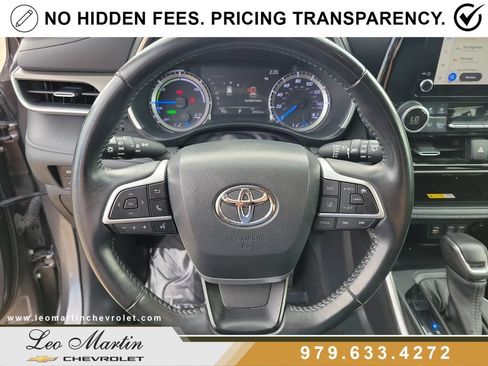 Used 2023 Toyota Highlander XLE FWD image 25