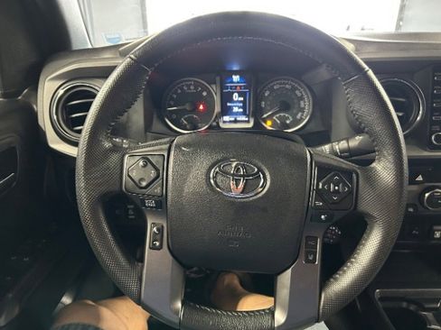 Used 2022 Toyota Tacoma TRD Off-Road image 14