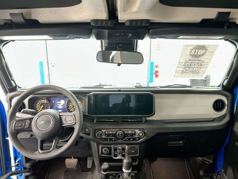 Used 2024 Jeep Gladiator Sport image 10