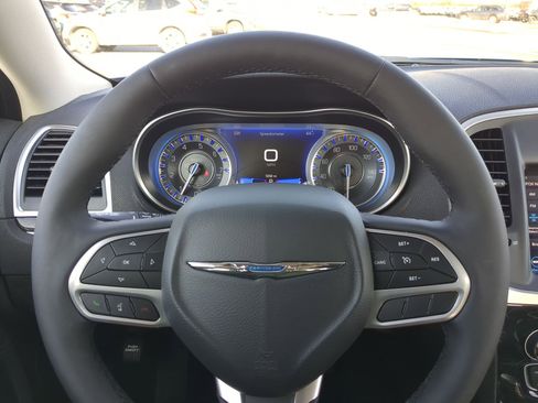 Used 2022 Chrysler 300 Touring L w/ Comfort Group image 14