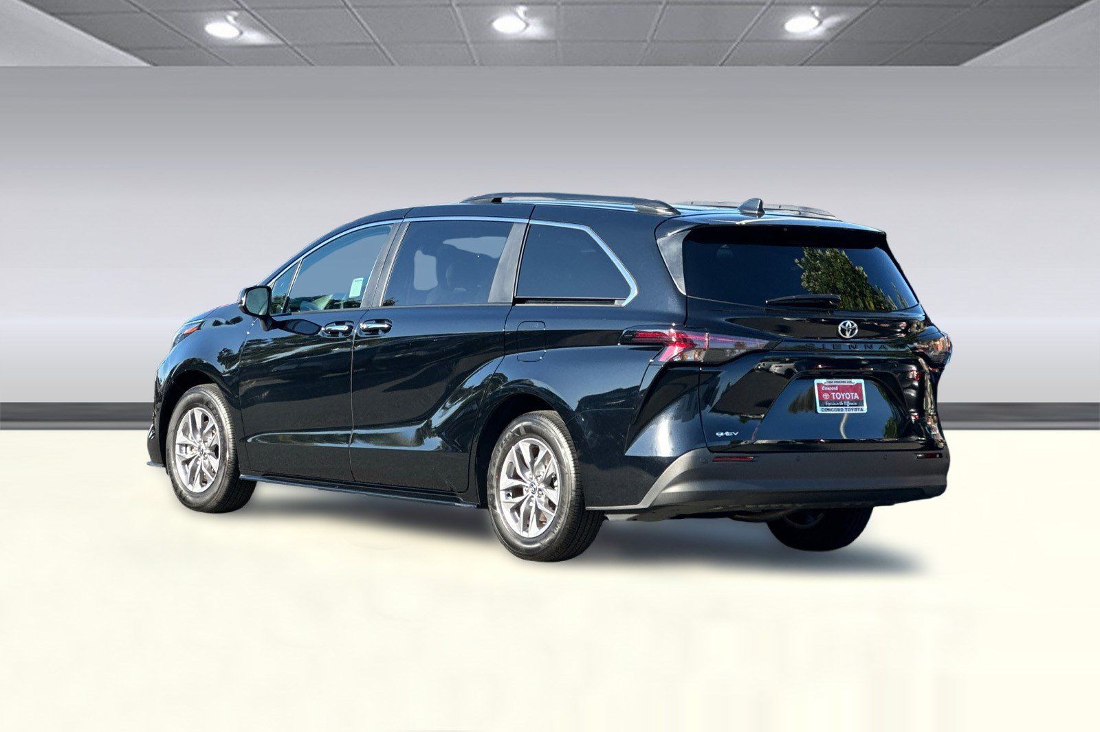 Used 2026 Toyota Sienna XLE FWD image 3