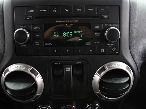 Used 2017 Jeep Wrangler Rubicon w/ Connectivity Group image 27