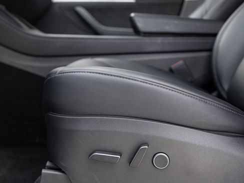 Used 2022 Tesla Model Y Long Range image 21