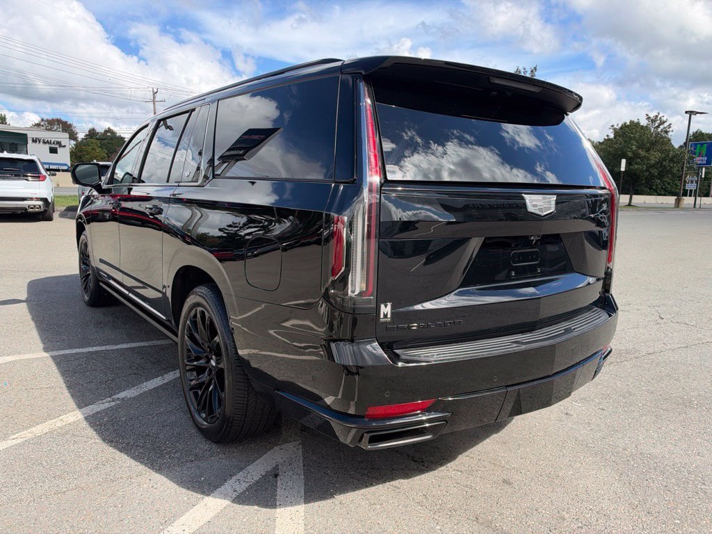 Used 2023 Cadillac Escalade ESV Sport Platinum w/ LPO, ONYX Package AWD/4WD image 4