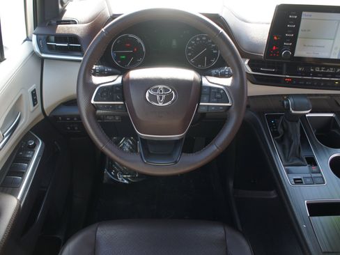 Used 2024 Toyota Sienna Platinum image 5