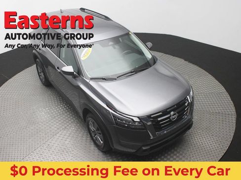 Used 2025 Nissan Pathfinder SV FWD image 3