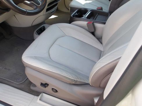 Used 2017 Chrysler Pacifica Touring-L image 10