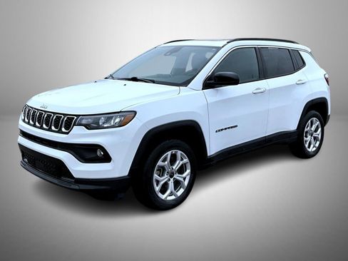 Used 2025 Jeep Compass Latitude w/ Sun & Sound Group AWD/4WD image 1