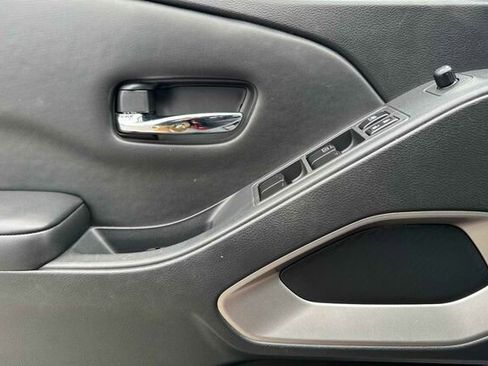 Used 2023 Nissan Frontier SV image 11