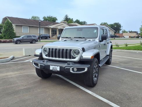 Used 2024 Jeep Wrangler Unlimited Sahara w/ Technology Group AWD/4WD image 30