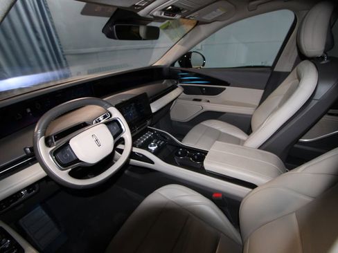 Used 2025 Lincoln Nautilus Premier image 2