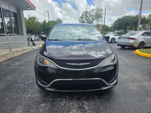 Used 2017 Chrysler Pacifica Touring-L FWD image 2