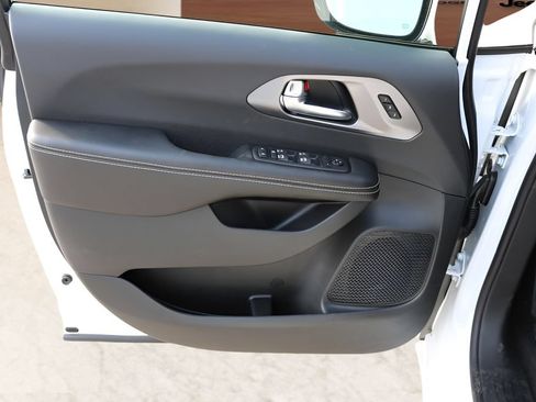 New 2026 Chrysler Pacifica Select FWD image 11