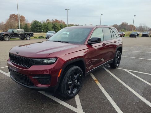 New 2025 Jeep Grand Cherokee Altitude AWD/4WD image 10