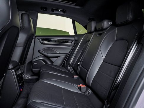 Certified 2025 Porsche Macan Electric image 17