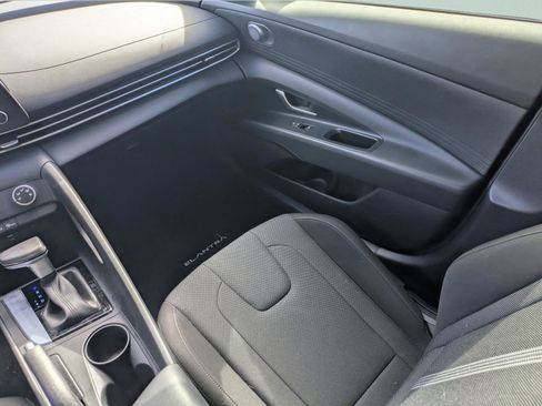 Used 2025 Hyundai Elantra SE image 23