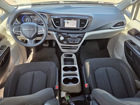 Used 2022 Chrysler Voyager LX image 19