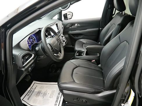 Used 2025 Chrysler Pacifica Select AWD/4WD image 17