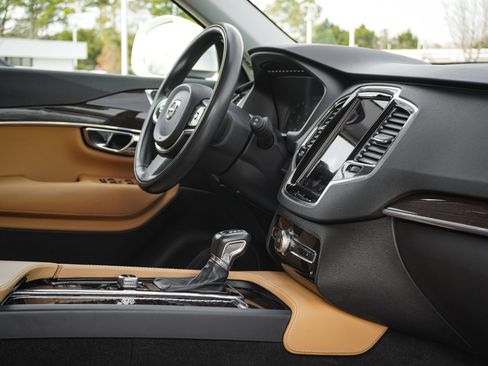 Used 2016 Volvo XC90 T6 Momentum w/ Protection Package Plus image 35